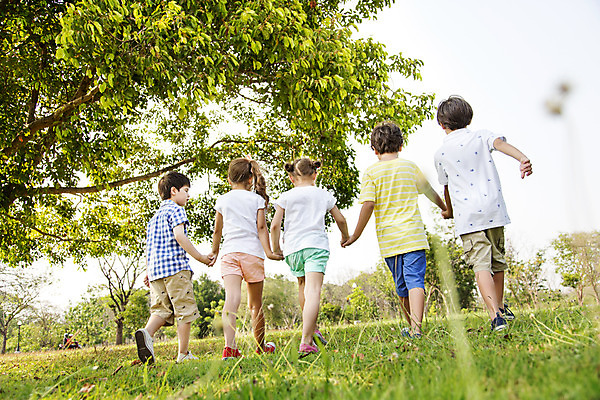 포토 JPG 주간 전신 외국인 나무 해외기획촬영 여자 남자 여유 어린이 자연 2014년태국 사람 소녀 소년 잔디 여러명 야외 뒷모습 10대 친구 야외활동 걷기 손잡기 숲속 즐거움 십대만 국내포토 자연요소 식물 감정 뷰포인트 다수 관계 모션 청소년 인종 숲 생태계 파일형식