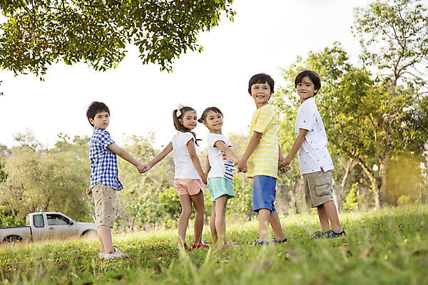 포토 JPG 주간 외국인 나무 해외기획촬영 여자 남자 여유 어린이 자연 2014년태국 서기 미소 사람 소녀 소년 잔디 여러명 야외 뒷모습 10대 친구 야외활동 손잡기 뒤돌아보기 숲속 즐거움 십대만 국내포토 자연요소 식물 감정 뷰포인트 다수 관계 모션 청소년 표정 인종 숲 생태계 파일형식