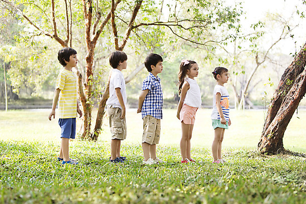 포토 JPG 주간 외국인 나무 식물 해외기획촬영 여자 남자 여유 어린이 놀이 2014년태국 서기 사람 소녀 소년 잔디 여러명 야외 옆모습 10대 친구 즐거움 기차놀이 십대만 국내포토 자연요소 감정 뷰포인트 다수 관계 모션 청소년 인종 파일형식
