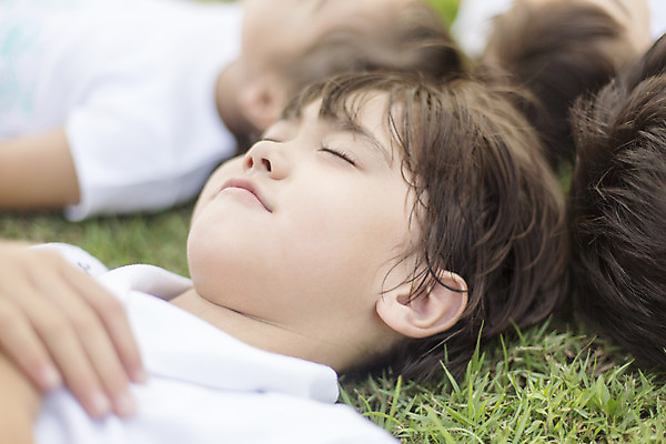 포토 JPG 주간 외국인 해외기획촬영 남자 여유 어린이 휴식 2014년태국 사람 소년 잔디 여러명 상반신 야외 아웃포커스 10대 눕기 눈감음 잠 즐거움 남자만 소년만 국내포토 자연요소 식물 감정 다수 컨셉 모션 청소년 촬영기법 인종 어린이만 파일형식