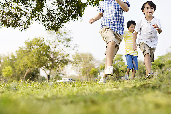 포토 JPG 주간 전신 외국인 나무 식물 해외기획촬영 남자 여유 어린이 2014년태국 서기 사람 소년 잔디 야외 앞모습 아웃포커스 10대 세명 달리기 산책 하반신 즐거움 남자만 소년만 국내포토 자연요소 감정 뷰포인트 모션 청소년 휴식 촬영기법 인종 어린이만 파일형식