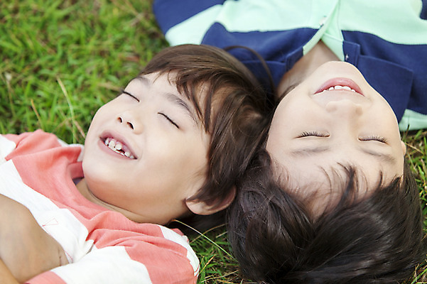 포토 JPG 주간 외국인 해외기획촬영 남자 여유 어린이 휴식 2014년태국 웃음 사람 소년 잔디 상반신 야외 두명 10대 친구 눕기 눈감음 잠 즐거움 남자만 소년만 국내포토 자연요소 식물 감정 컨셉 관계 모션 청소년 표정 인종 어린이만 파일형식