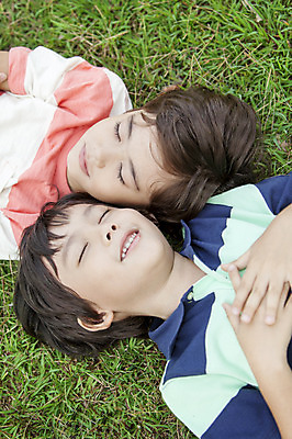 포토 JPG 주간 외국인 해외기획촬영 남자 여유 어린이 휴식 2014년태국 웃음 사람 소년 잔디 상반신 야외 두명 10대 친구 눕기 눈감음 잠 즐거움 남자만 소년만 국내포토 자연요소 식물 감정 컨셉 관계 모션 청소년 표정 인종 어린이만 파일형식