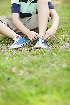 포토 JPG 주간 외국인 해외기획촬영 남자 여유 어린이 신발 2014년태국 한명 사람 앉기 소년 잔디 야외 앞모습 아웃포커스 10대 하반신 즐거움 신발끈 신발끈묶기 남자만 남자한명만 십대만 십대남자만 십대남자한명만 국내포토 자연요소 식물 1 감정 뷰포인트 모션 청소년 촬영기법 인종 묶기 파일형식