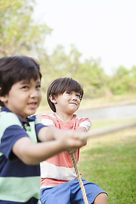 포토 JPG 주간 외국인 해외기획촬영 남자 여유 어린이 밧줄 놀이 2014년태국 사람 소년 상반신 야외 두명 아웃포커스 10대 친구 당기기 즐거움 줄다리기 남자만 소년만 국내포토 자연요소 감정 줄 관계 모션 청소년 촬영기법 인종 어린이만 파일형식