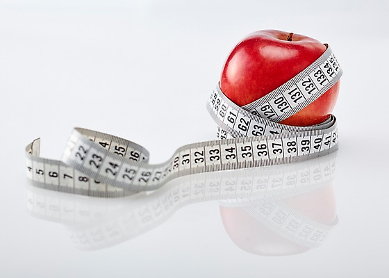 포토 JPG 스튜디오촬영 컬러 백그라운드 다이어트 과일 실내 줄자 자 사람없음 아웃포커스 빨간색 한개 사과 칼로리 국내포토 1 문구용품 촬영기법 건강 내부 파일형식