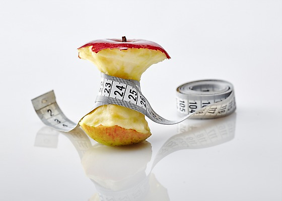 포토 JPG 스튜디오촬영 컬러 백그라운드 다이어트 과일 실내 줄자 사람없음 빨간색 한개 사과 칼로리 먹은 국내포토 1 자 건강 내부 파일형식