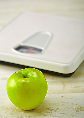 포토 JPG 스튜디오촬영 컬러 백그라운드 다이어트 과일 실내 사람없음 아웃포커스 연두색 한개 사과 체중계 칼로리 아오리사과 국내포토 1 촬영기법 건강 내부 초록색 파일형식