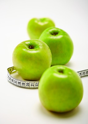 포토 JPG 스튜디오촬영 컬러 백그라운드 다이어트 과일 실내 줄자 자 사람없음 아웃포커스 연두색 여러개 사과 칼로리 아오리사과 국내포토 다수 문구용품 촬영기법 건강 내부 초록색 파일형식