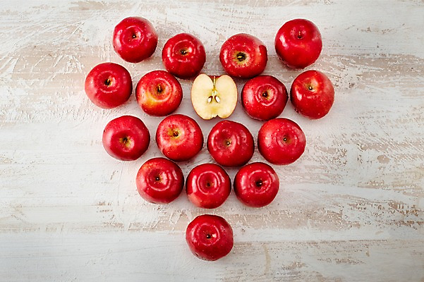 포토 JPG 스튜디오촬영 컬러 조각 백그라운드 과일 실내 사람없음 빨간색 여러개 하트 사과 국내포토 모양 다수 내부 파일형식