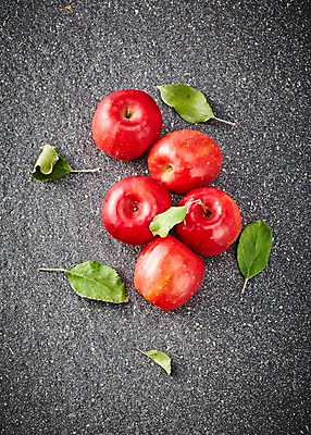 포토 JPG 스튜디오촬영 컬러 백그라운드 과일 나뭇잎 실내 사람없음 빨간색 하이앵글 여러개 사과 국내포토 뷰포인트 다수 잎 내부 파일형식