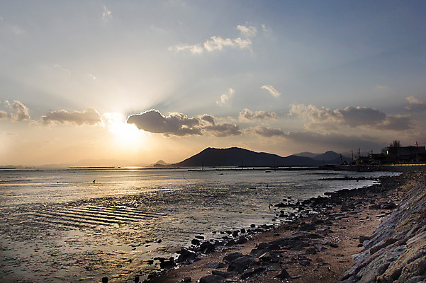 포토 JPG 주간 구름 아시아 바다 섬 자연 하늘 한국 풍경 해변 사람없음 야외 햇빛 태양 노을 일몰 돌_바위 바위 전라남도 육지 갯벌 순천 국내포토 자연요소 나라 전라도 생태계 파일형식
