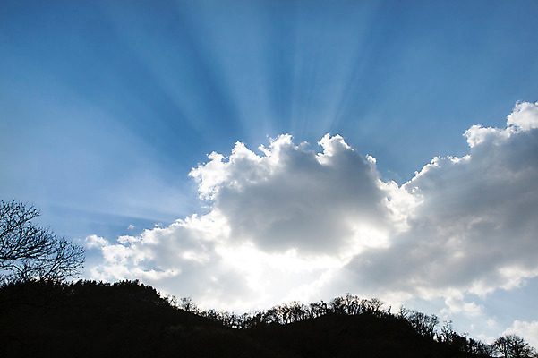 포토 JPG 주간 구름 아시아 자연 하늘 한국 풍경 사람없음 야외 햇빛 전라남도 순천 빛무리 국내포토 자연요소 나라 빛 태양 전라도 생태계 파일형식