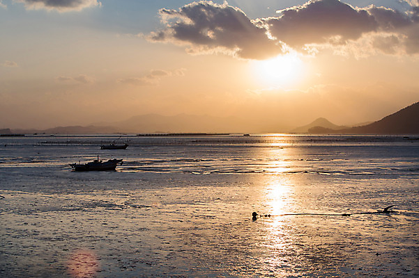 포토 JPG 주간 구름 아시아 바다 섬 자연 하늘 한국 풍경 해변 사람없음 야외 노을 일몰 어선 전라남도 육지 갯벌 순천 선박 국내포토 자연요소 나라 수상교통 배_교통 전라도 생태계 파일형식