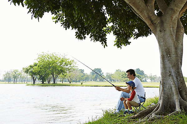 포토 JPG 주간 전신 외국인 나무 해외기획촬영 남자 아들 호수 여유 어린이 가족 자연 낚시 2014년태국 들기 사람 앉기 성인 야외 두명 옆모습 부모 자녀 아빠 낚싯대 그늘 즐거움 낚시터 낚시의자 부자지간 남자만 국내포토 자연요소 식물 감정 뷰포인트 의자 관계 모션 레저 인종 낚시용품 생태계 파일형식