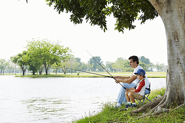 포토 JPG 주간 전신 외국인 나무 해외기획촬영 남자 아들 호수 여유 어린이 가족 자연 낚시 2014년태국 사람 앉기 성인 야외 두명 옆모습 부모 자녀 아빠 낚싯대 즐거움 낚시터 낚시의자 부자지간 남자만 국내포토 자연요소 식물 감정 뷰포인트 의자 관계 모션 레저 인종 낚시용품 생태계 파일형식