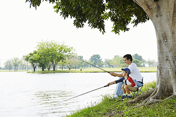 포토 JPG 주간 전신 외국인 나무 해외기획촬영 남자 아들 호수 여유 어린이 가족 자연 낚시 2014년태국 들기 사람 앉기 성인 야외 두명 옆모습 부모 자녀 아빠 낚싯대 그늘 즐거움 낚시터 낚시의자 부자지간 남자만 국내포토 자연요소 식물 감정 뷰포인트 의자 관계 모션 레저 인종 낚시용품 생태계 파일형식