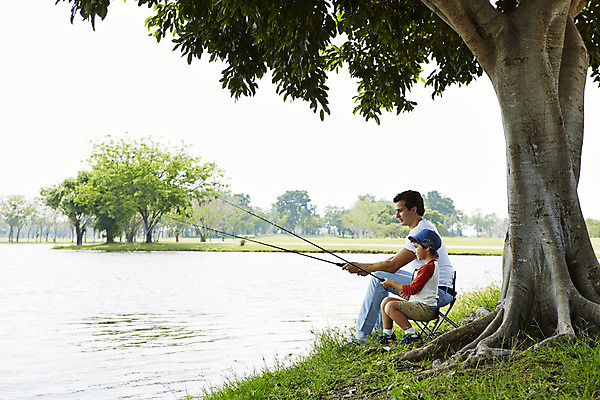 포토 JPG 주간 전신 외국인 나무 해외기획촬영 남자 아들 호수 여유 어린이 가족 자연 낚시 2014년태국 들기 사람 앉기 성인 야외 두명 옆모습 부모 자녀 아빠 낚싯대 그늘 즐거움 낚시터 낚시의자 부자지간 남자만 국내포토 자연요소 식물 감정 뷰포인트 의자 관계 모션 레저 인종 낚시용품 생태계 파일형식