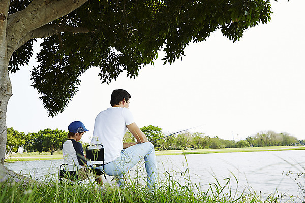 포토 JPG 주간 전신 외국인 나무 해외기획촬영 남자 아들 호수 여유 어린이 가족 자연 낚시 2014년태국 들기 사람 앉기 성인 야외 두명 뒷모습 부모 자녀 아빠 낚싯대 즐거움 낚시터 낚시의자 부자지간 남자만 국내포토 자연요소 식물 감정 뷰포인트 의자 관계 모션 레저 인종 낚시용품 생태계 파일형식