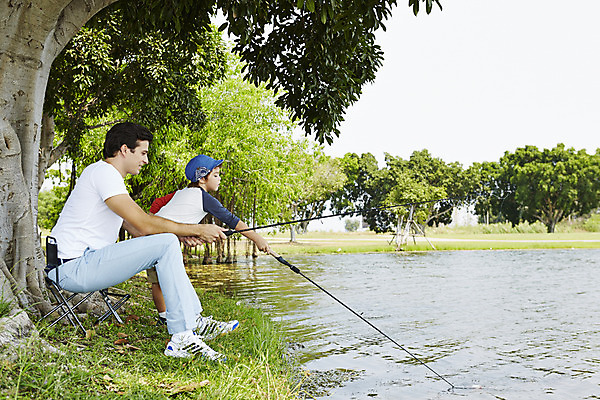 포토 JPG 주간 전신 외국인 해외기획촬영 남자 아들 호수 여유 어린이 가족 자연 낚시 2014년태국 사람 앉기 성인 야외 두명 옆모습 부모 자녀 아빠 낚싯대 즐거움 낚시의자 부자지간 남자만 국내포토 자연요소 감정 뷰포인트 의자 관계 모션 레저 인종 낚시용품 생태계 파일형식