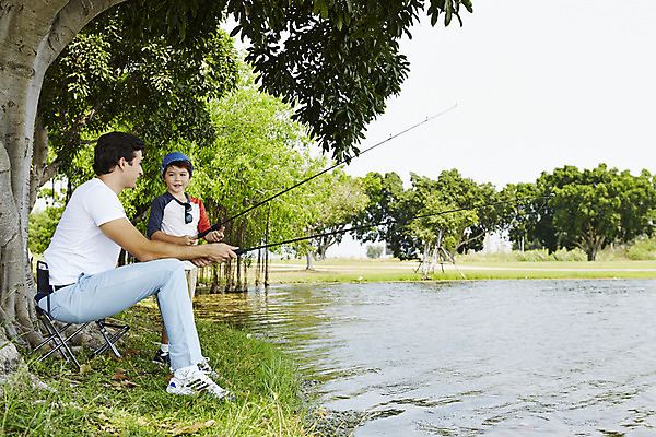 포토 JPG 주간 전신 외국인 나무 해외기획촬영 남자 아들 호수 여유 어린이 가족 자연 낚시 2014년태국 서기 사람 앉기 성인 야외 두명 옆모습 부모 자녀 아빠 낚싯대 즐거움 낚시의자 부자지간 남자만 국내포토 자연요소 식물 감정 뷰포인트 의자 관계 모션 레저 인종 낚시용품 생태계 파일형식