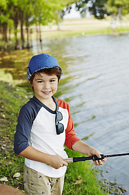 포토 JPG 주간 외국인 해외기획촬영 남자 아들 호수 여유 어린이 자연 낚시 2014년태국 한명 서기 미소 들기 사람 상반신 성인 야외 앞모습 선글라스 자녀 낚싯대 즐거움 남자만 남자한명만 국내포토 자연요소 1 감정 안경 뷰포인트 가족 모션 레저 표정 인종 낚시용품 생태계 파일형식
