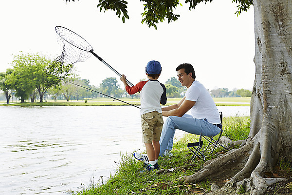 포토 JPG 주간 전신 외국인 나무 해외기획촬영 남자 아들 호수 여유 어린이 가족 자연 낚시 2014년태국 서기 사람 앉기 성인 야외 두명 옆모습 부모 자녀 그물 아빠 낚싯대 즐거움 낚시의자 부자지간 남자만 국내포토 자연요소 식물 감정 뷰포인트 의자 관계 모션 레저 인종 낚시용품 생태계 파일형식