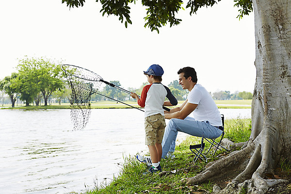 포토 JPG 주간 전신 외국인 나무 해외기획촬영 남자 아들 호수 여유 어린이 가족 자연 낚시 2014년태국 서기 사람 앉기 성인 야외 두명 옆모습 부모 자녀 그물 아빠 낚싯대 즐거움 낚시의자 부자지간 남자만 국내포토 자연요소 식물 감정 뷰포인트 의자 관계 모션 레저 인종 낚시용품 생태계 파일형식