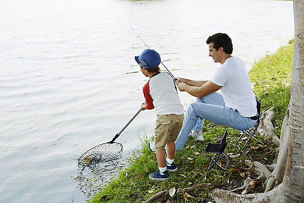 포토 JPG 주간 외국인 나무 해외기획촬영 남자 아들 호수 여유 어린이 가족 자연 낚시 2014년태국 서기 사람 앉기 성인 야외 두명 옆모습 부모 자녀 그물 아빠 낚싯대 즐거움 낚시의자 부자지간 남자만 국내포토 자연요소 식물 감정 뷰포인트 의자 관계 모션 레저 인종 낚시용품 생태계 파일형식