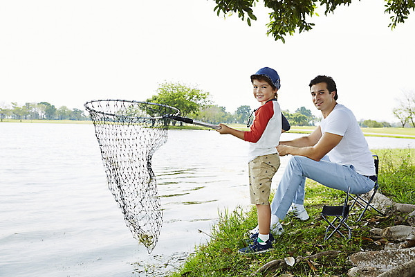 포토 JPG 주간 전신 외국인 해외기획촬영 남자 아들 호수 여유 어린이 가족 자연 낚시 2014년태국 서기 미소 사람 앉기 성인 야외 두명 옆모습 부모 자녀 그물 아빠 낚싯대 즐거움 낚시의자 부자지간 남자만 국내포토 자연요소 감정 뷰포인트 의자 관계 모션 레저 표정 인종 낚시용품 생태계 파일형식