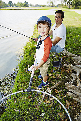 포토 JPG 주간 전신 외국인 나무 해외기획촬영 남자 아들 호수 여유 어린이 가족 자연 낚시 2014년태국 서기 미소 사람 앉기 성인 야외 두명 옆모습 부모 자녀 그물 아빠 낚싯대 즐거움 낚시의자 부자지간 남자만 국내포토 자연요소 식물 감정 뷰포인트 의자 관계 모션 레저 표정 인종 낚시용품 생태계 파일형식