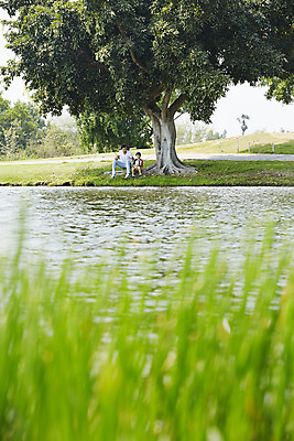 포토 JPG 주간 전신 외국인 나무 해외기획촬영 남자 아들 호수 여유 어린이 가족 자연 낚시 2014년태국 사람 앉기 성인 야외 두명 부모 자녀 풀 아빠 낚싯대 즐거움 부자지간 남자만 국내포토 자연요소 식물 감정 관계 모션 레저 인종 낚시용품 생태계 파일형식