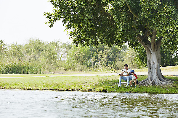 포토 JPG 주간 전신 외국인 나무 해외기획촬영 남자 아들 호수 여유 어린이 가족 자연 낚시 2014년태국 사람 앉기 성인 야외 두명 부모 자녀 아빠 낚싯대 즐거움 부자지간 남자만 국내포토 자연요소 식물 감정 관계 모션 레저 인종 낚시용품 생태계 파일형식