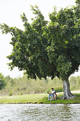 포토 JPG 주간 전신 외국인 나무 해외기획촬영 남자 아들 호수 여유 어린이 가족 자연 낚시 2014년태국 들기 사람 앉기 성인 야외 두명 부모 자녀 아빠 낚싯대 즐거움 부자지간 남자만 국내포토 자연요소 식물 감정 관계 모션 레저 인종 낚시용품 생태계 파일형식
