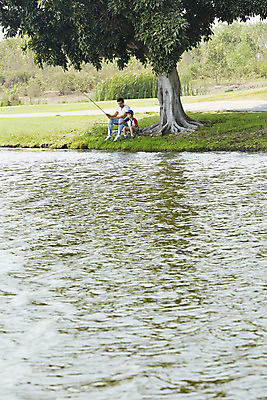 포토 JPG 주간 전신 외국인 나무 해외기획촬영 남자 아들 호수 여유 어린이 가족 자연 낚시 2014년태국 들기 사람 앉기 성인 야외 두명 부모 자녀 아빠 낚싯대 즐거움 부자지간 남자만 국내포토 자연요소 식물 감정 관계 모션 레저 인종 낚시용품 생태계 파일형식