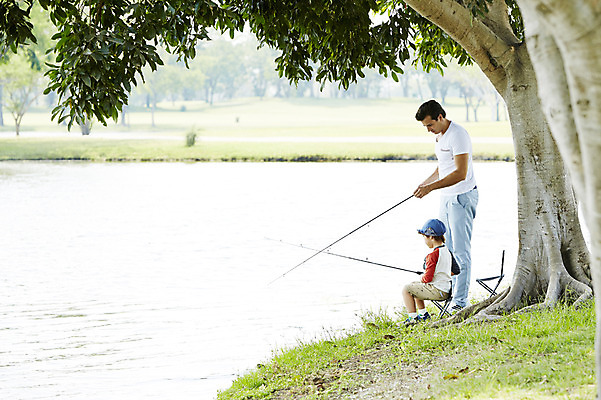 포토 JPG 주간 전신 외국인 나무 해외기획촬영 남자 아들 호수 여유 어린이 가족 자연 낚시 2014년태국 서기 사람 앉기 성인 야외 두명 옆모습 부모 자녀 아빠 낚싯대 즐거움 낚시의자 부자지간 남자만 국내포토 자연요소 식물 감정 뷰포인트 의자 관계 모션 레저 인종 낚시용품 생태계 파일형식