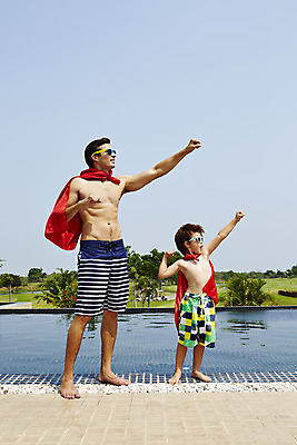 포토 JPG 주간 전신 외국인 해외기획촬영 남자 수영복 아들 어린이 포즈 가족 물놀이 수영장 2014년태국 서기 사람 손짓 성인 야외 두명 앞모습 부모 선글라스 수영 자녀 아빠 망토 즐거움 슈퍼맨 부자지간 남자만 국내포토 자연요소 옷 감정 안경 뷰포인트 관계 모션 놀이 인종 수상스포츠 영웅 파일형식