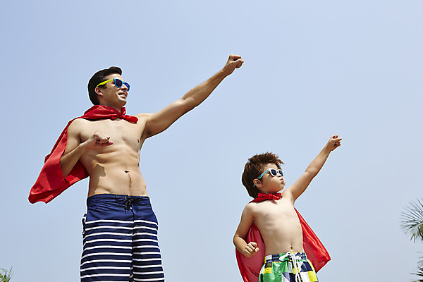 포토 JPG 주간 외국인 해외기획촬영 남자 수영복 아들 어린이 로우앵글 포즈 가족 물놀이 수영장 2014년태국 서기 사람 손짓 상반신 성인 야외 두명 앞모습 부모 선글라스 자녀 아빠 망토 즐거움 슈퍼맨 부자지간 남자만 국내포토 자연요소 옷 감정 안경 뷰포인트 관계 모션 놀이 인종 영웅 파일형식