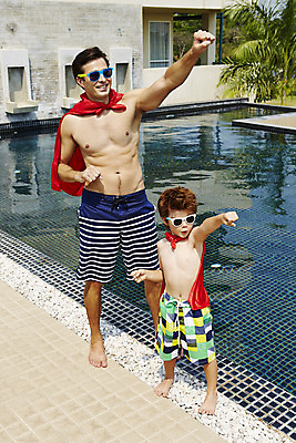 포토 JPG 주간 전신 외국인 해외기획촬영 남자 수영복 아들 어린이 포즈 가족 물놀이 수영장 2014년태국 서기 미소 사람 손짓 성인 야외 두명 앞모습 부모 선글라스 자녀 아빠 망토 즐거움 슈퍼맨 부자지간 남자만 국내포토 자연요소 옷 감정 안경 뷰포인트 관계 모션 놀이 표정 인종 영웅 파일형식