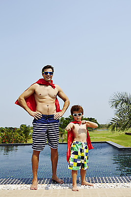 포토 JPG 주간 전신 외국인 해외기획촬영 남자 수영복 아들 어린이 허리손 포즈 가족 물놀이 수영장 2014년태국 서기 미소 사람 손짓 성인 야외 두명 앞모습 부모 선글라스 자녀 아빠 망토 즐거움 슈퍼맨 부자지간 남자만 국내포토 자연요소 옷 감정 안경 뷰포인트 관계 모션 놀이 표정 인종 영웅 파일형식