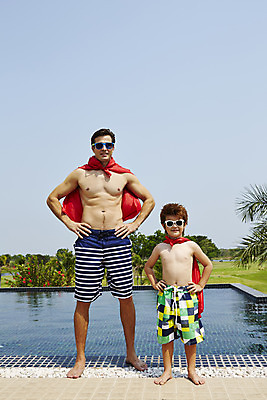 포토 JPG 주간 전신 외국인 해외기획촬영 남자 수영복 아들 어린이 허리손 포즈 가족 물놀이 수영장 2014년태국 서기 미소 사람 손짓 성인 야외 두명 앞모습 부모 선글라스 자녀 아빠 망토 즐거움 슈퍼맨 부자지간 남자만 국내포토 자연요소 옷 감정 안경 뷰포인트 관계 모션 놀이 표정 인종 영웅 파일형식