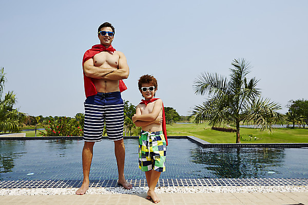 포토 JPG 주간 전신 외국인 해외기획촬영 남자 수영복 아들 어린이 포즈 가족 물놀이 수영장 2014년태국 서기 미소 사람 손짓 성인 야외 두명 앞모습 부모 선글라스 팔짱 자녀 아빠 망토 즐거움 슈퍼맨 부자지간 남자만 국내포토 자연요소 옷 감정 안경 뷰포인트 관계 모션 놀이 표정 인종 영웅 파일형식