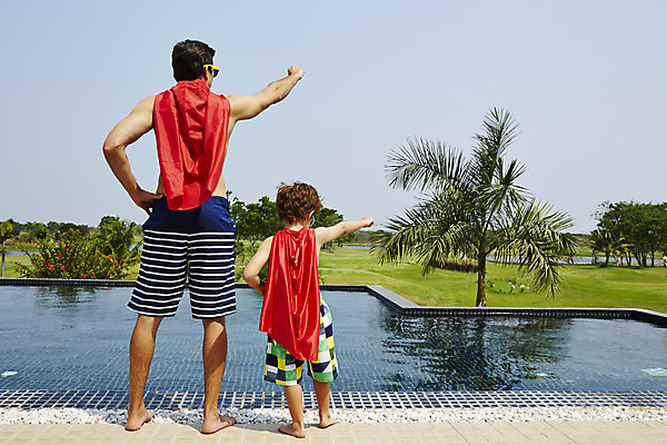 포토 JPG 주간 전신 외국인 해외기획촬영 남자 수영복 아들 어린이 포즈 가족 물놀이 수영장 2014년태국 서기 사람 손짓 성인 야외 두명 뒷모습 부모 선글라스 자녀 아빠 망토 즐거움 슈퍼맨 부자지간 남자만 국내포토 자연요소 옷 감정 안경 뷰포인트 관계 모션 놀이 인종 영웅 파일형식