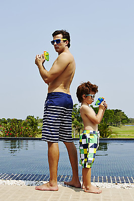 포토 JPG 주간 전신 외국인 해외기획촬영 남자 수영복 아들 어린이 포즈 가족 물놀이 수영장 2014년태국 서기 들기 사람 성인 야외 두명 옆모습 부모 선글라스 자녀 아빠 즐거움 물총 부자지간 남자만 국내포토 자연요소 옷 감정 안경 뷰포인트 관계 모션 놀이 인종 파일형식