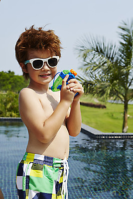 포토 JPG 주간 외국인 해외기획촬영 남자 수영복 어린이 물놀이 수영장 2014년태국 한명 서기 미소 들기 사람 상반신 야외 옆모습 선글라스 즐거움 물총 남자만 어린이만 국내포토 자연요소 1 옷 감정 안경 뷰포인트 모션 놀이 표정 인종 파일형식