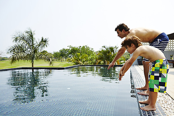 포토 JPG 주간 전신 외국인 나무 해외기획촬영 남자 수영복 아들 어린이 가족 물놀이 수영장 2014년태국 서기 사람 성인 야외 두명 옆모습 부모 자녀 아빠 즐거움 준비자세 부자지간 남자만 국내포토 자연요소 식물 옷 감정 뷰포인트 포즈 관계 모션 놀이 인종 준비 파일형식