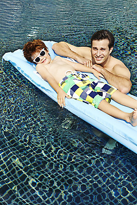 포토 JPG 주간 전신 외국인 해외기획촬영 남자 수영복 아들 어린이 가족 물놀이 수영장 2014년태국 서기 미소 사람 성인 야외 두명 앞모습 부모 선글라스 눕기 수영 자녀 아빠 즐거움 비치베드 부자지간 남자만 국내포토 자연요소 옷 감정 안경 뷰포인트 관계 모션 놀이 표정 인종 수상스포츠 파일형식