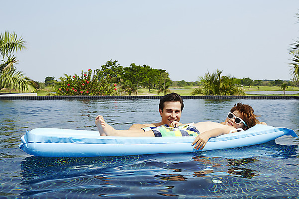 포토 JPG 주간 전신 외국인 해외기획촬영 남자 수영복 아들 어린이 가족 물놀이 수영장 2014년태국 서기 미소 사람 상반신 성인 야외 두명 앞모습 옆모습 부모 선글라스 눕기 수영 자녀 아빠 즐거움 비치베드 부자지간 남자만 국내포토 자연요소 옷 감정 안경 뷰포인트 관계 모션 놀이 표정 인종 수상스포츠 파일형식