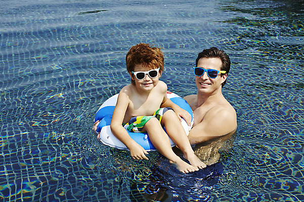 포토 JPG 주간 전신 외국인 해외기획촬영 남자 수영복 아들 어린이 가족 물놀이 수영장 2014년태국 서기 미소 사람 앉기 상반신 성인 야외 두명 부모 선글라스 수영 자녀 아빠 즐거움 튜브 부자지간 남자만 국내포토 자연요소 옷 감정 안경 관계 모션 놀이 표정 인종 수상스포츠 파일형식