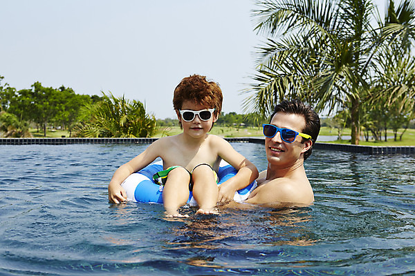 포토 JPG 주간 전신 외국인 해외기획촬영 남자 수영복 아들 어린이 가족 물놀이 수영장 2014년태국 서기 미소 사람 앉기 상반신 성인 야외 두명 앞모습 부모 선글라스 수영 자녀 아빠 즐거움 튜브 부자지간 남자만 국내포토 자연요소 옷 감정 안경 뷰포인트 관계 모션 놀이 표정 인종 수상스포츠 파일형식